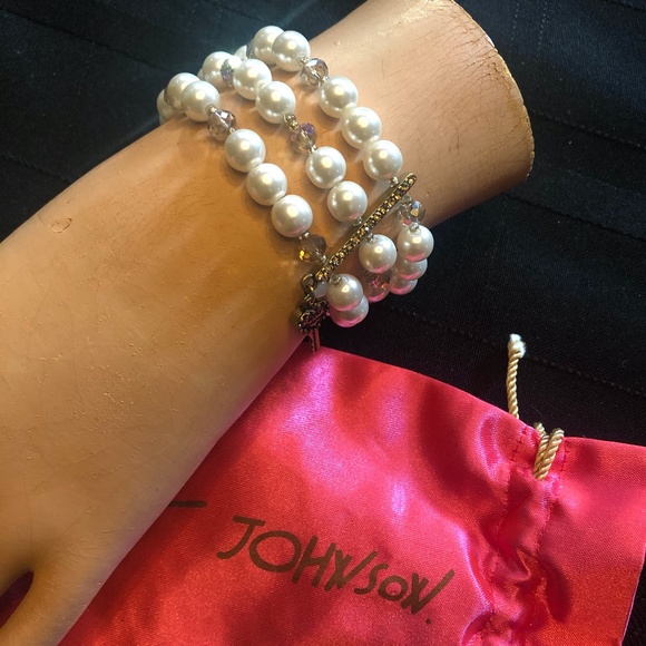 Betsey Johnson Pearl and Rhinestone Bracelet OS - Picture 3 of 7